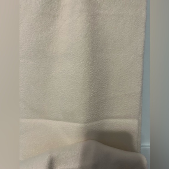 NWT authentic Gucci cashmere scarf with pearl bee appliqué, ivory color - Picture 5 of 10